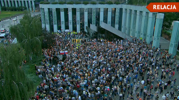 Protest na placu Krasińskich. Płoną świece przy Sądzie Najwyższym