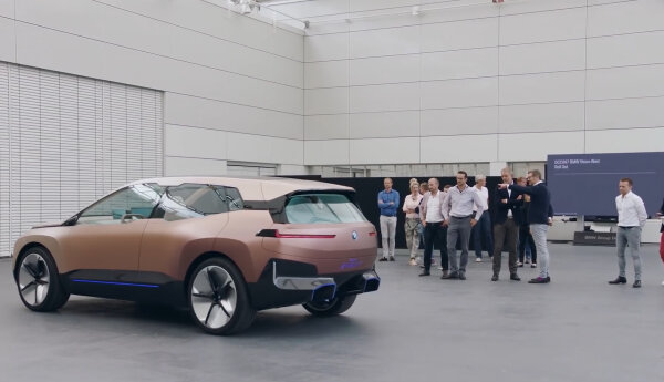 Seryjne auto z kamerami zamiast lusterek i ciężarówka bez szoferki